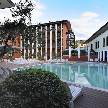 Club Hotel E Residence La Vela Торболе Экстерьер фото