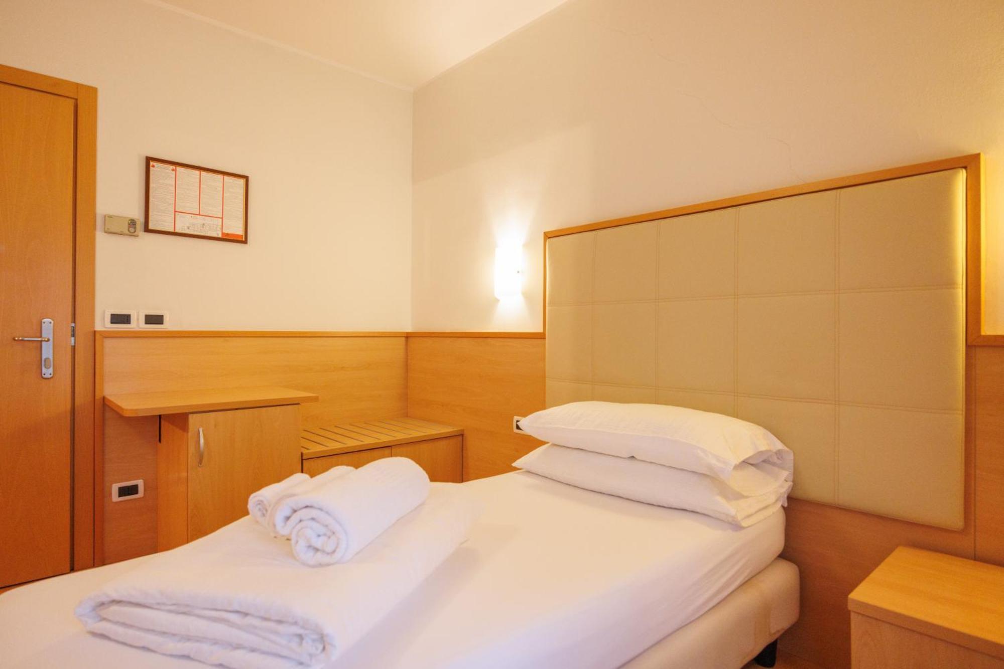 Club Hotel E Residence La Vela Торболе Экстерьер фото
