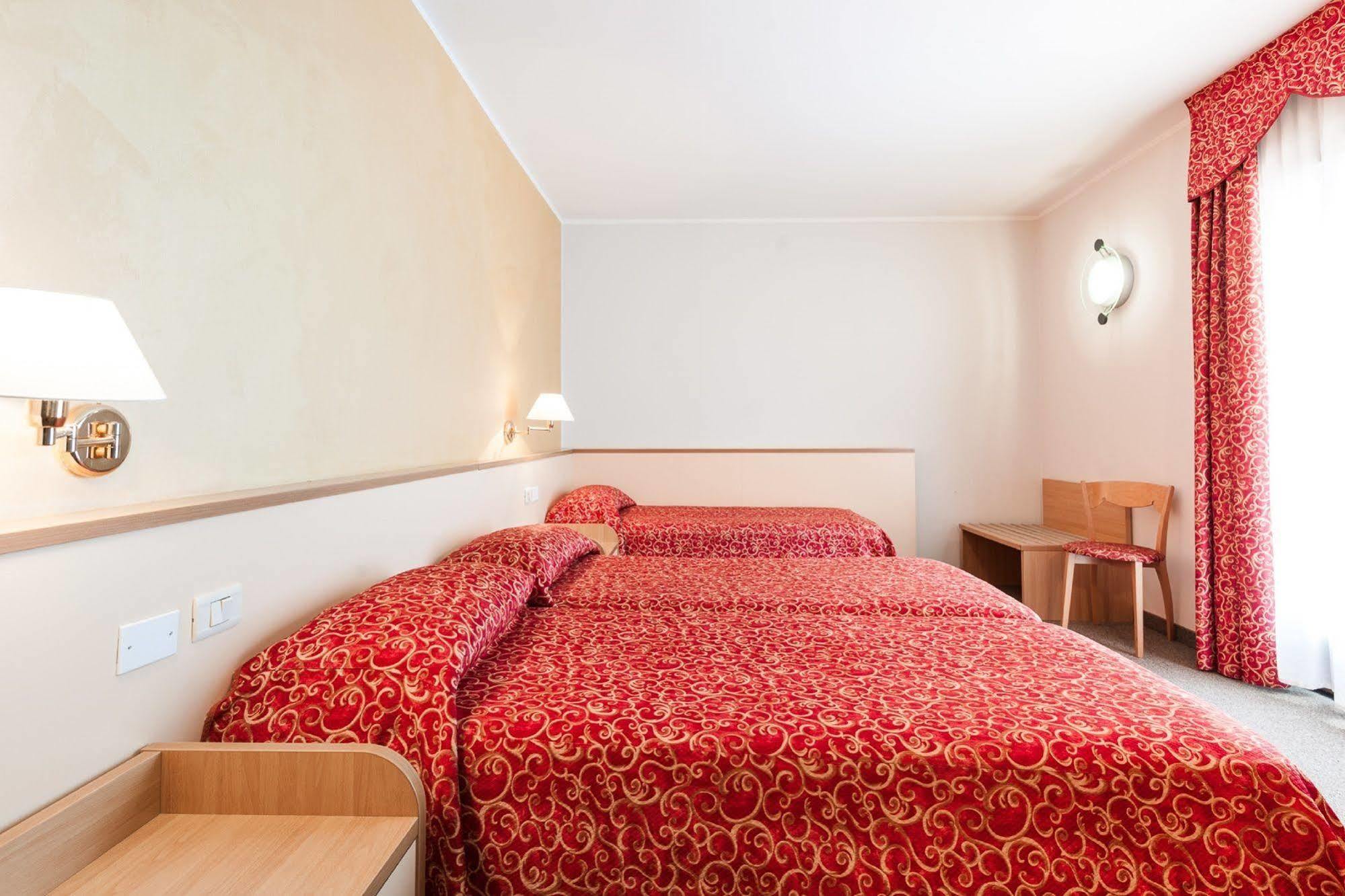 Club Hotel E Residence La Vela Торболе Экстерьер фото