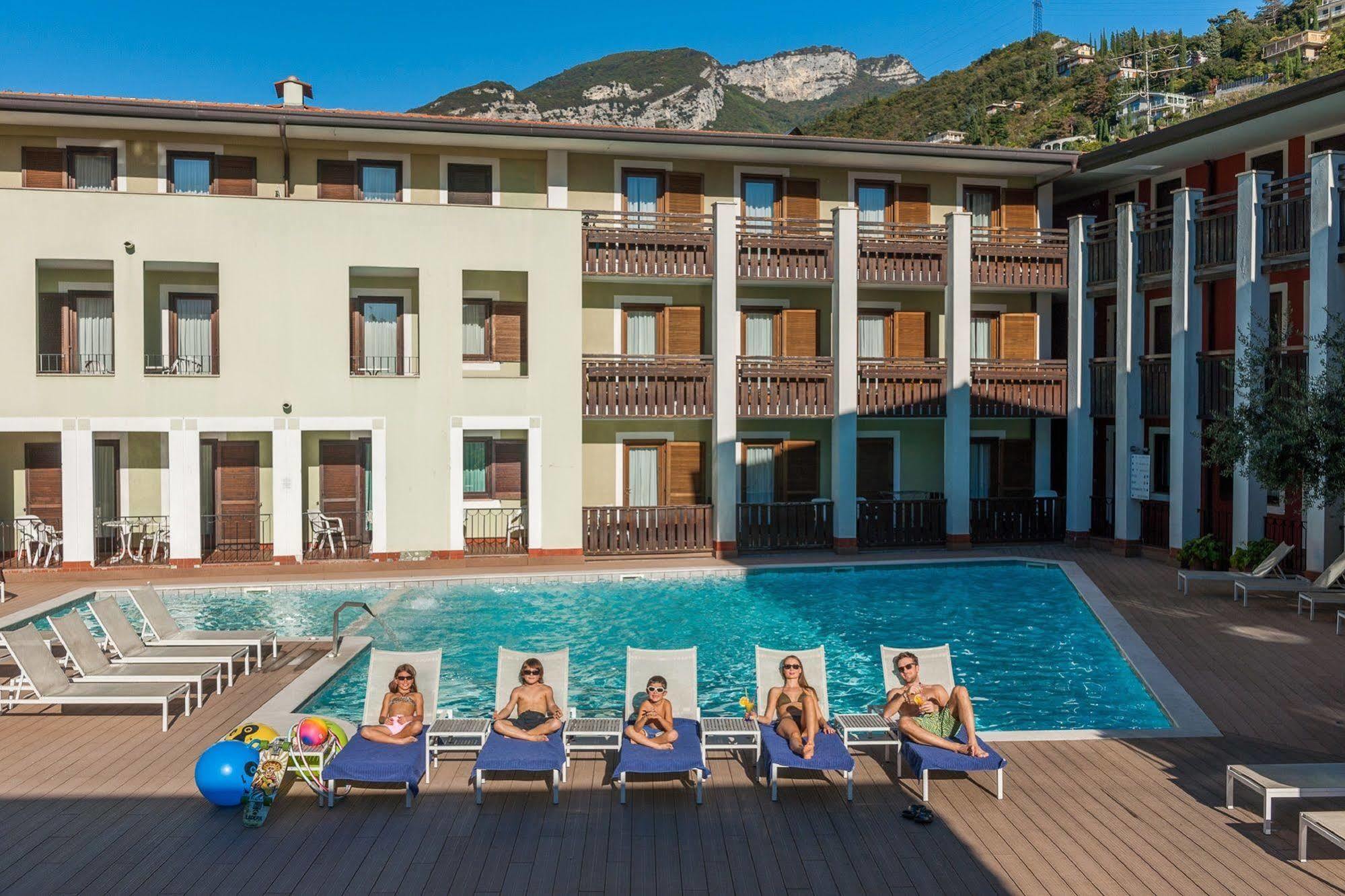 Club Hotel E Residence La Vela Торболе Экстерьер фото